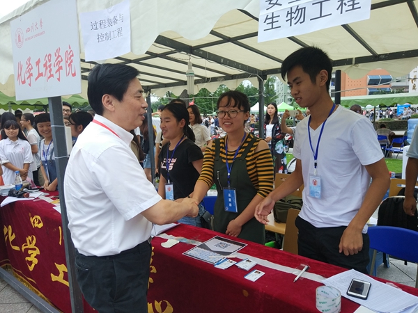 谢和平董事长与参与迎新工作的同学握手_副本.jpg 谢和平董事长与参与迎新工作的同学握手_副本.jpg