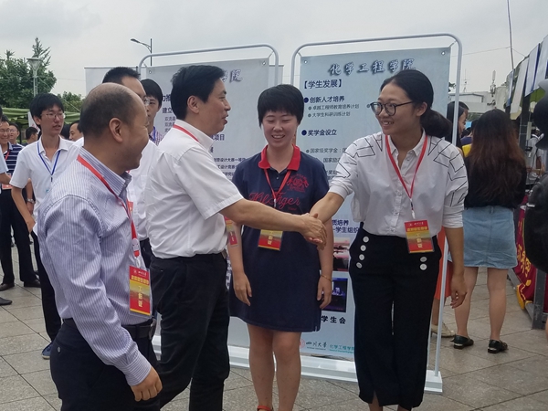 谢和平董事长与现场老师握手_副本.jpg 谢和平董事长与现场老师握手_副本.jpg